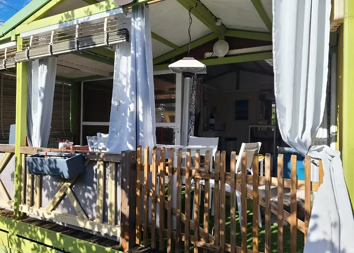 En Bois Climatise A 300 M De La Marina Di 6 Personnes